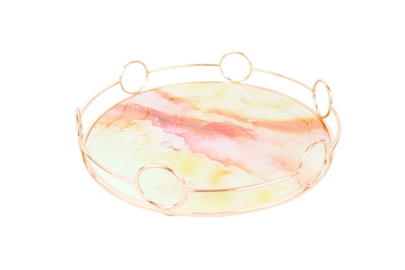 Bandeja decorativa borde circular 30 x 6.5 cm Concepts, vista superior inclinada con base jaspeada y borde dorado