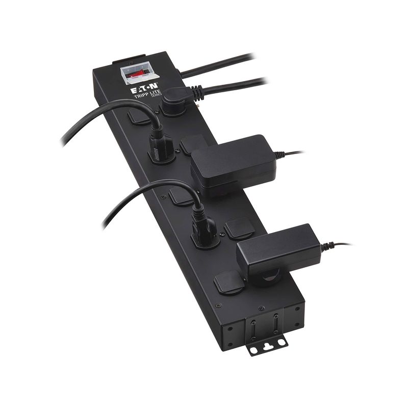 Regleta eléctrica industrial negra 5 tomas NEMA 5-15R UL Tripp Lite Eaton, vista en perspectiva con cables y adaptadores