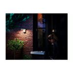 Luminaria solar de pared Zonal RD 4V 1.3W 250lm 3000K IP44 con sensor negro Philips, instalada en pared de ladrillo encendida