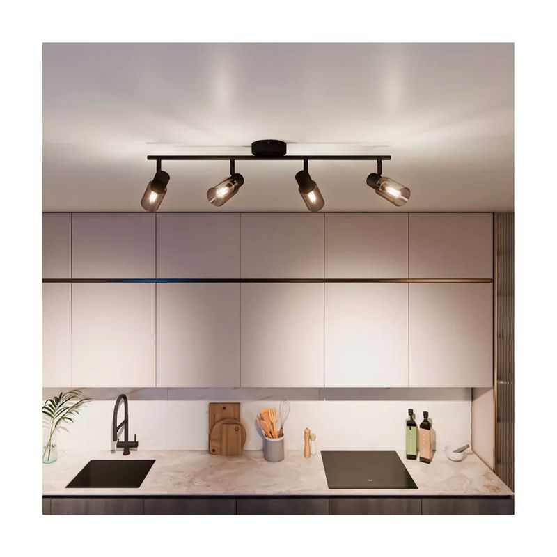 Luminaria spot Palms 4L 25W HV negro Philips, instalada en el techo de una cocina moderna iluminando el área de trabajo