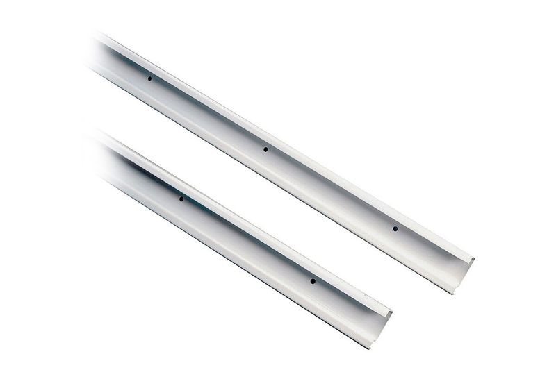 Riel horizontal ShelfTrack 20 cm blanco ClosetMaid, dos piezas vistas en ángulo diagonal con orificios de montaje