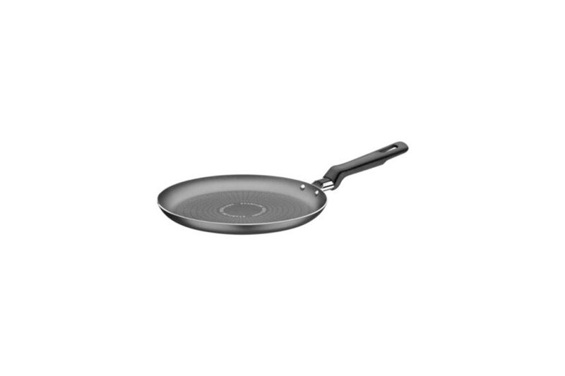 Sartén panquera de 22 cm Loreto Tramontina, vista lateral completa en color negro con mango ergonómico