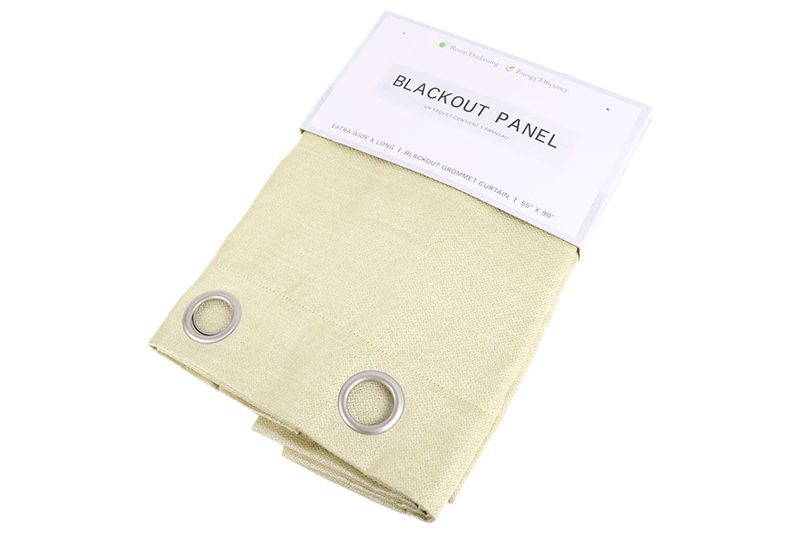 Cortina de sala blackout LT yellow 55 x 90 pulgadas Clovis CHD Home, doblada en su empaque con ojales metálicos plateados