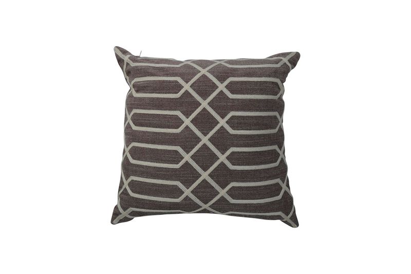 Cojín decorativo 45x45 cm gris Concepts, vista frontal con patrón geométrico de líneas claras entrelazadas