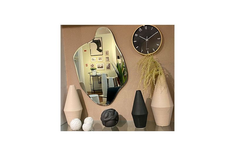 Espejo decorativo 54.5 x 83.5 x 2 cm Concepts, ambientado en pared con reloj, jarrones y elementos decorativos