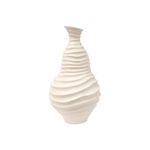Florero decorativo 24.5 x 22.5 x 44 cm Concepts, vista frontal del diseño blanco con textura de ondas horizontales