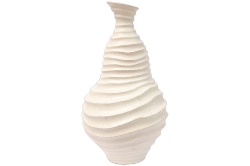 Florero decorativo 24.5 x 22.5 x 44 cm Concepts, vista frontal del diseño blanco con textura de ondas horizontales