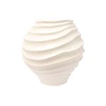 Florero decorativo 24.5 x 22.5 x 44 cm Concepts, primer plano del cuerpo blanco con textura ondulada y moteado