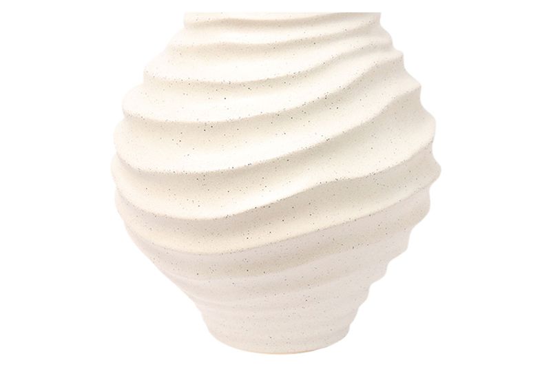 Florero decorativo 24.5 x 22.5 x 44 cm Concepts, primer plano del cuerpo blanco con textura ondulada y moteado
