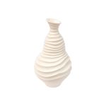 Florero decorativo 24.5 x 22.5 x 44 cm Concepts, vista frontal del cuerpo blanco con textura de ondas horizontales