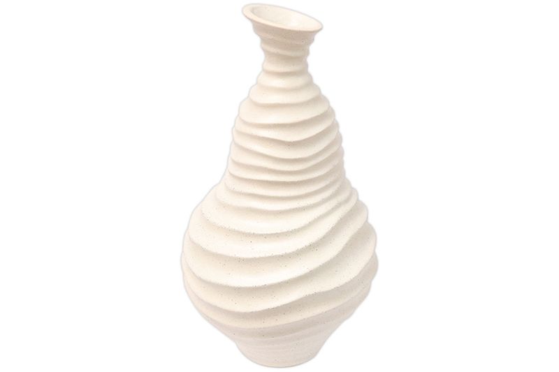 Florero decorativo 24.5 x 22.5 x 44 cm Concepts, vista frontal del cuerpo blanco con textura de ondas horizontales