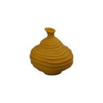 Florero decorativo 27.5x25.5x28 cm amarillo Concepts, vista frontal completa con textura de relieves horizontales