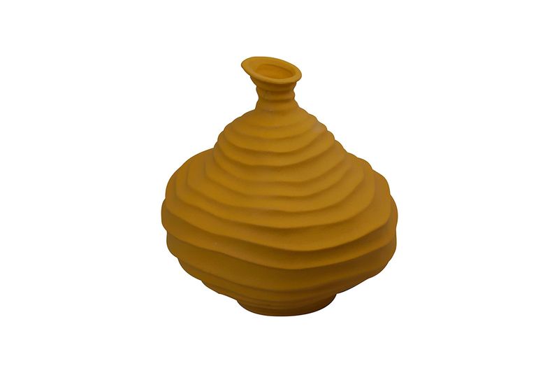 Florero decorativo 27.5x25.5x28 cm amarillo Concepts, vista frontal completa con textura de relieves horizontales