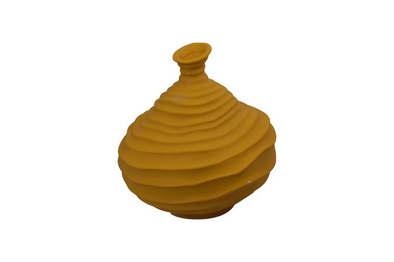 Florero decorativo 27.5 x 25.5 x 28 cm amarillo Concepts, vista frontal con relieve de ondas horizontales
