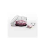 Picador de alimentos pequeño crema Oxo, recipiente transparente con cebolla picada, tapa abierta y cuchara pequeña