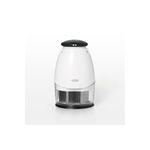 Picador de alimentos pequeño crema OXO, vista frontal del equipo con tapa negra y recipiente transparente