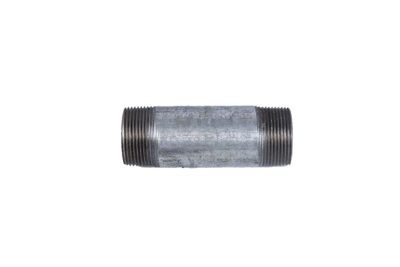 Niple galvanizado rosca cédula 20 1-1/4x4-1/2 Facenil, vista frontal completa del tubo con roscas en ambos extremos