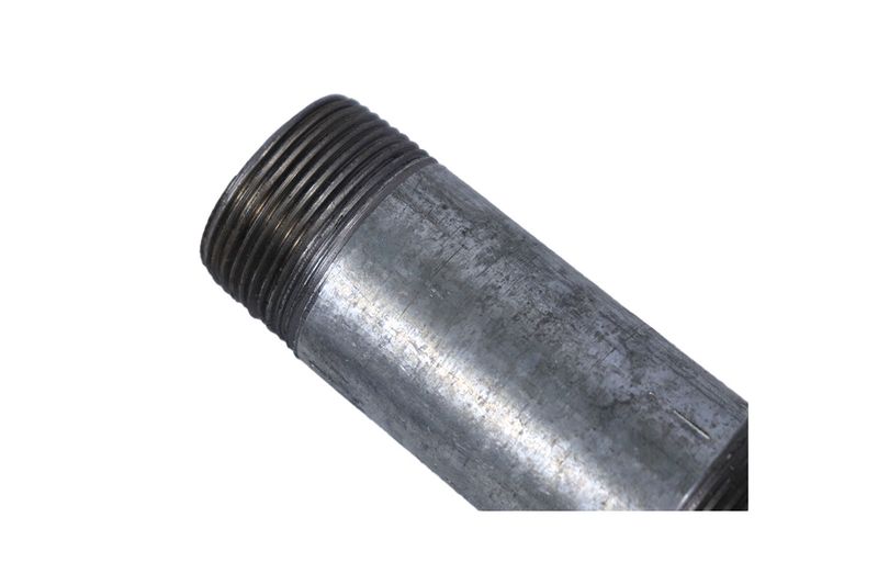 Niple galvanizado rosca cédula 20 de 1-1/4 x 4-1/2 Facenil, primer plano del extremo roscado y cuerpo metálico