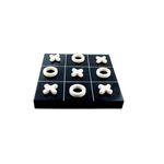 Equis cero decorativo negro/blanco 20xM Concepts, vista superior del tablero negro con piezas blancas distribuidas