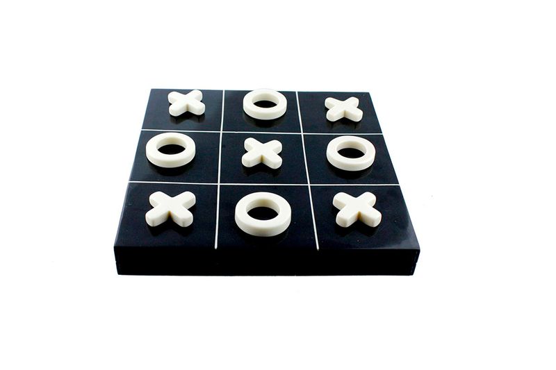 Equis cero decorativo negro/blanco 20xM Concepts, vista superior del tablero negro con piezas blancas distribuidas