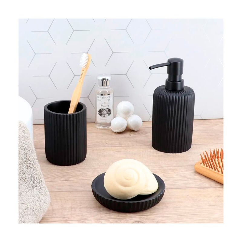Dispensador de jabón estriado poliresina 230 ml negro Tendance SINSA, conjunto con jabonera y porta cepillos sobre madera