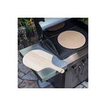 Kit piedra para pizza de 15 pulgadas y paleta madera Char-Broil, colocados sobre una parrilla de acero inoxidable