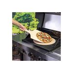 Kit piedra para pizza de 15 pulgadas y paleta madera Char-Broil, paleta deslizando pizza sobre la piedra en una parrilla