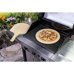 Kit piedra para pizza 15 pulgadas y paleta madera Char-Broil, piedra con pizza cocida sobre parrilla y paleta al lado