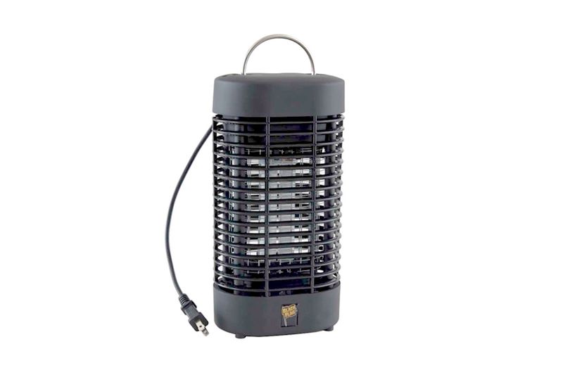 Exterminador de insectos eléctrico 1/2 acre 20 W Black Flag, vista frontal del equipo con cable de alimentación y asa