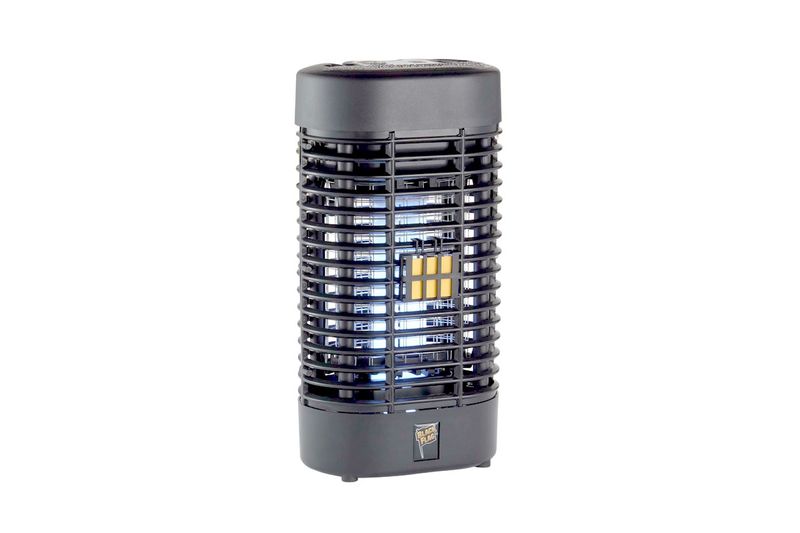 Exterminador de insectos eléctrico 1/2 acre 20 W Black Flag, vista frontal encendido con luz azul y amarilla