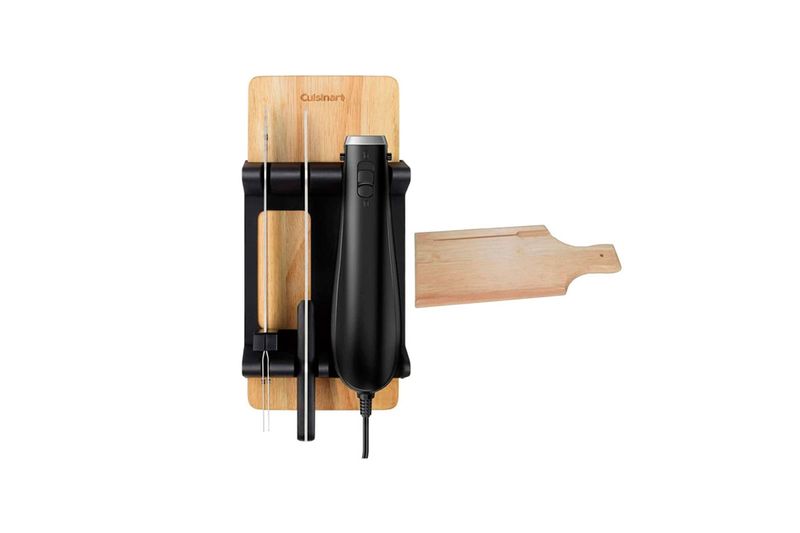Juego de cuchillo eléctrico con tabla para cortar Cuisinart, vista cenital del equipo negro y tabla de madera clara
