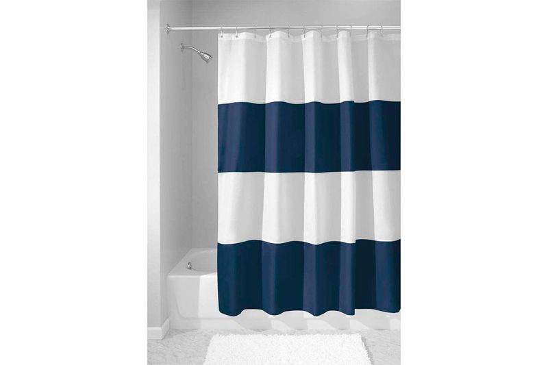 Cortina de baño de tela repelente de agua navy/white Interdesign, instalada en ducha con franjas horizontales azules y