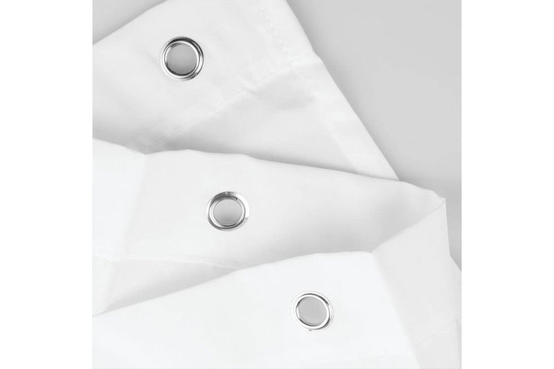 Cortina de baño de tela repelente de agua navy/white Interdesign, acercamiento a los ojales metálicos sobre tela blanca