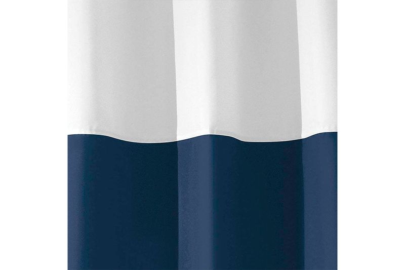 Cortina de baño de tela repelente de agua navy/white Interdesign, primer plano del diseño bicolor blanco y azul marino