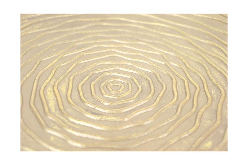 Centro de mesa decorativo redondo 35 cm dorado Concepts, acercamiento al detalle de las ondas concéntricas en relieve