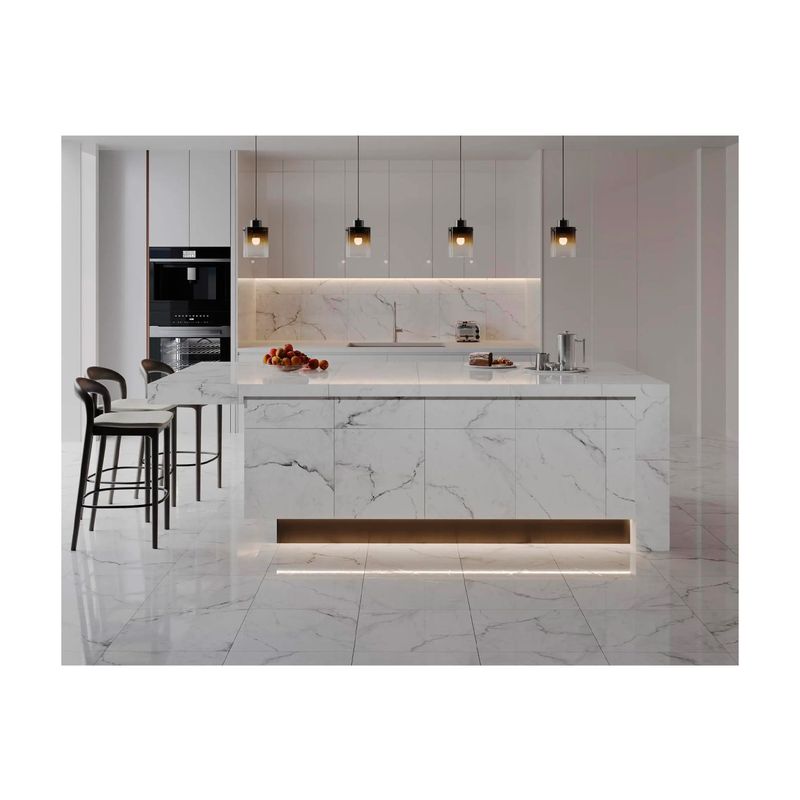 Porcelanato 59.3 x 59.3 Porcelanite, ambiente de cocina con piso y encimera en color blanco acabado tipo mármol