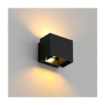 Luminaria de pared exterior LED Pirqa 10 W 3000 K negro Tecnolite, instalada en pared blanca con luz encendida