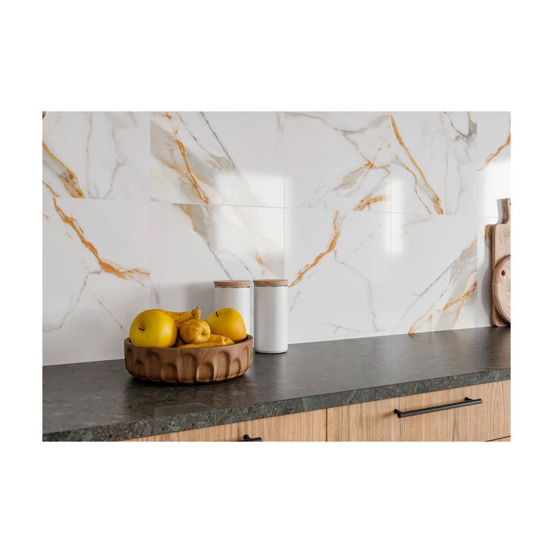 Baldosa 44x44 mármol Voel blanco FD 1A BR Lamosa, instalada en pared de cocina sobre encimera oscura con frutas