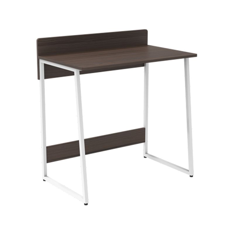 Escritorio para computadora de un nivel color nogal claro XTECH, vista frontal con estructura metálica blanca