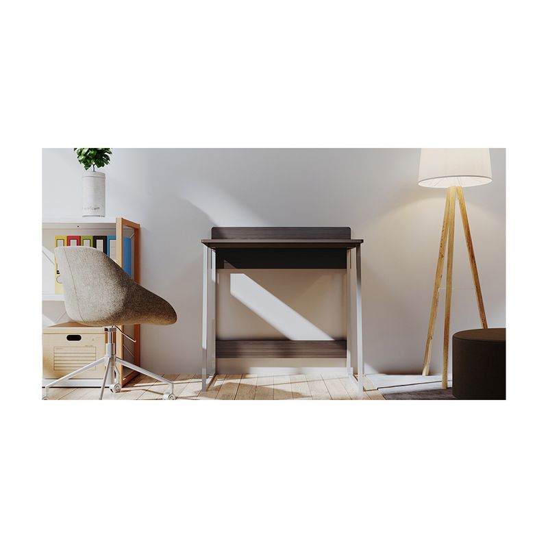 Escritorio para computadora de un nivel color nogal claro Xtech, ambientado en oficina con silla, lámpara y estantes