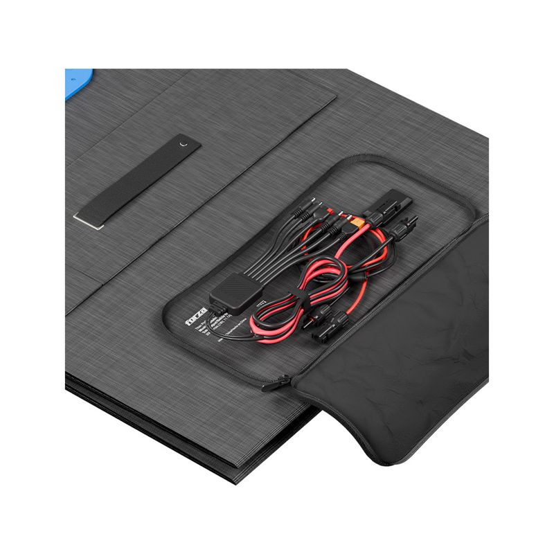 Panel solar portable para Titan 200 W Forza, detalle de cables y conectores guardados en el bolsillo del equipo