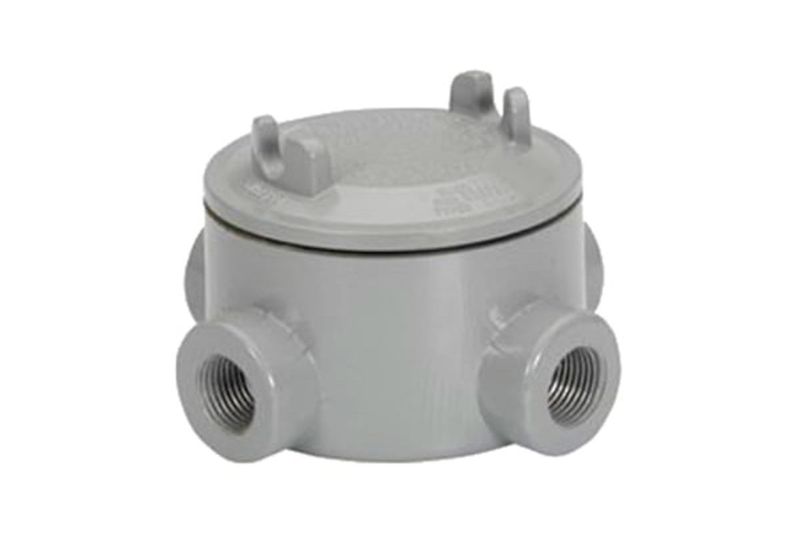 Caja condulet GRX contra explosión Rawelt de 1-1/4 pulgadas, vista frontal de la pieza metálica gris con tapa