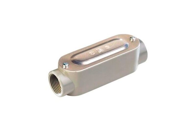Caja condulet C con tapa y empaque Rawelt Southwire de 2 pulgadas, vista en perspectiva del cuerpo metálico y sus tornillos