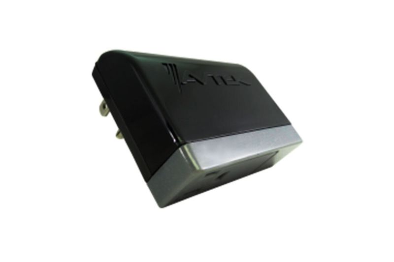 Protector audio y video 15 A / 120 V 1 T Avtek, vista lateral del dispositivo en color negro con frente gris