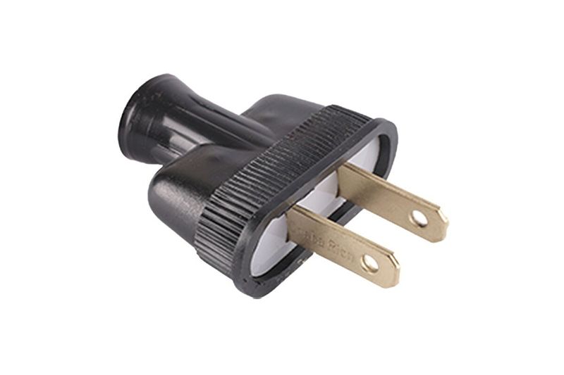 Toma macho plano 15 A 125 VAC negro Eagle, vista en perspectiva del conector con patas metálicas doradas