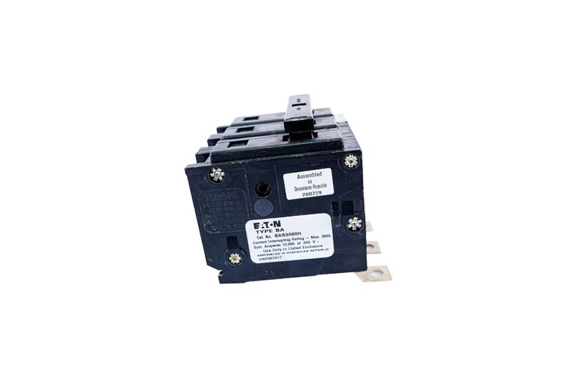 Breaker CH BAB 3x80 Eaton, vista frontal del interruptor negro con etiqueta de especificaciones técnica blanca