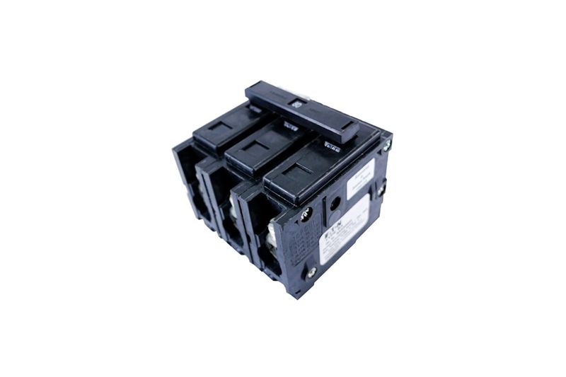 Breaker CH BAB 3x80 Eaton, vista lateral diagonal del dispositivo eléctrico en color negro