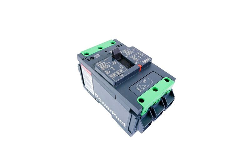 Main breaker 3x15 amp, 18 ka, 480 V marco B Square D, vista lateral superior donde se aprecia la marca PowerPact