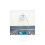 Adaptador smart con supresor + 2 puertos USB 6 salidas 2.4 amp 120-240 V Westinghouse, instalado en pared cargando un celular
