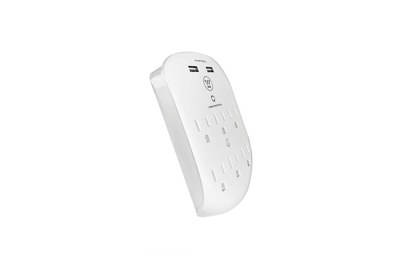 Adaptador smart con supresor 2 puertos USB 6 salidas 2.4 AMP 120-240V Westinghouse, vista diagonal del dispositivo blanco
